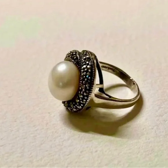 Rare and Elegant Sterling Silver Mabe Pearl and Marcasite Pearl Ring. Size 7 - Picture 2 of 4